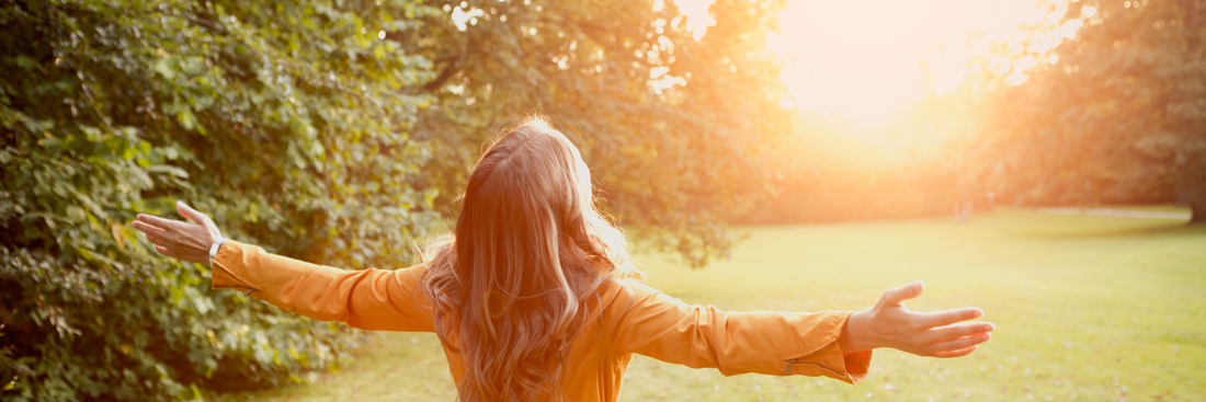 Frau ist zur Sonne gerichtet